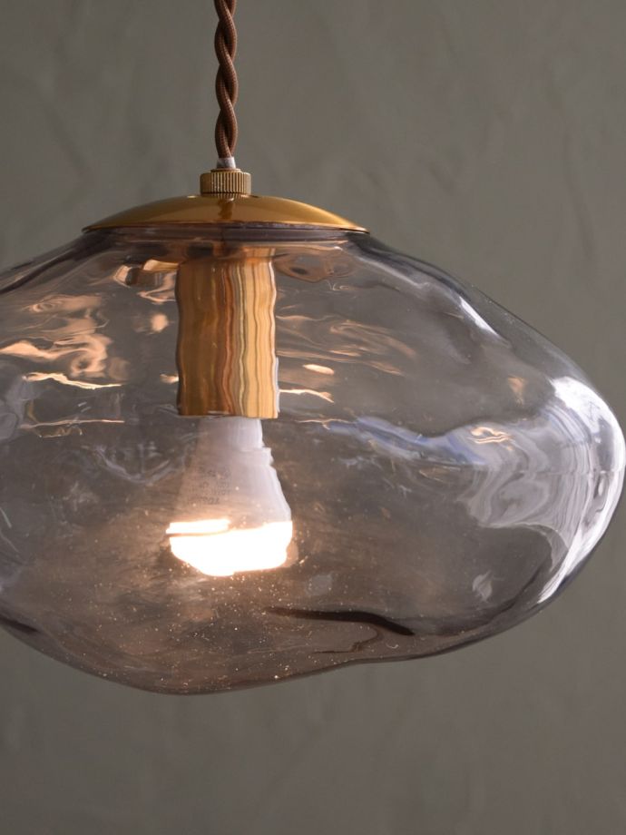 ガラスシェードからの灯り