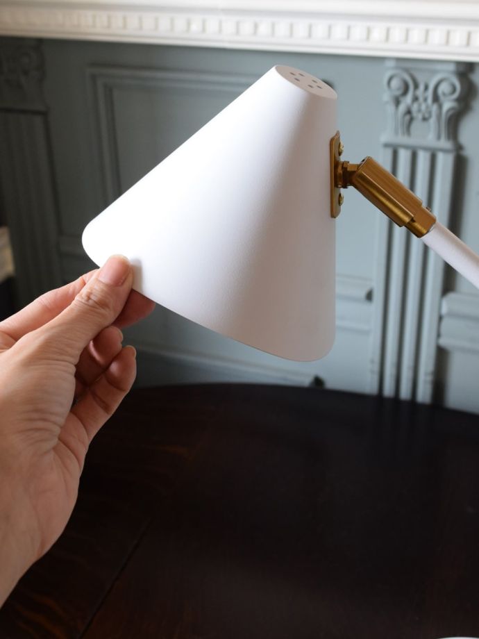 角度調整できるデスクランプ