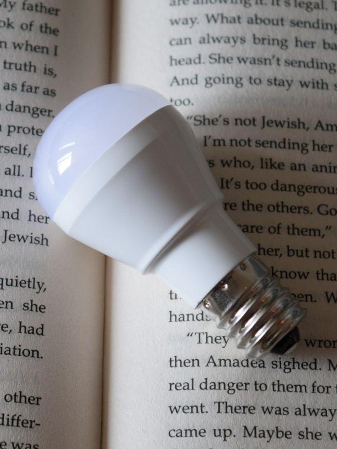 デスクランプの電球