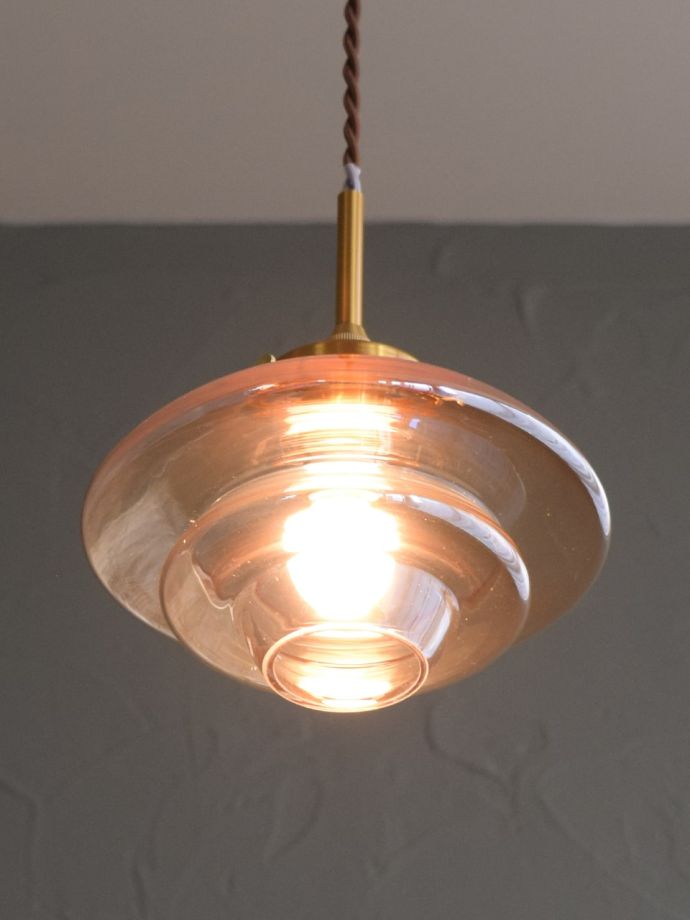 ペンダントライトからの優しい灯り