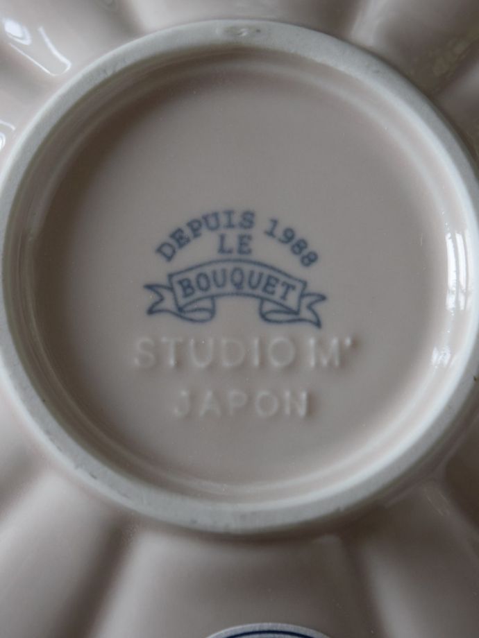 スタジオエムのバックスタンプ