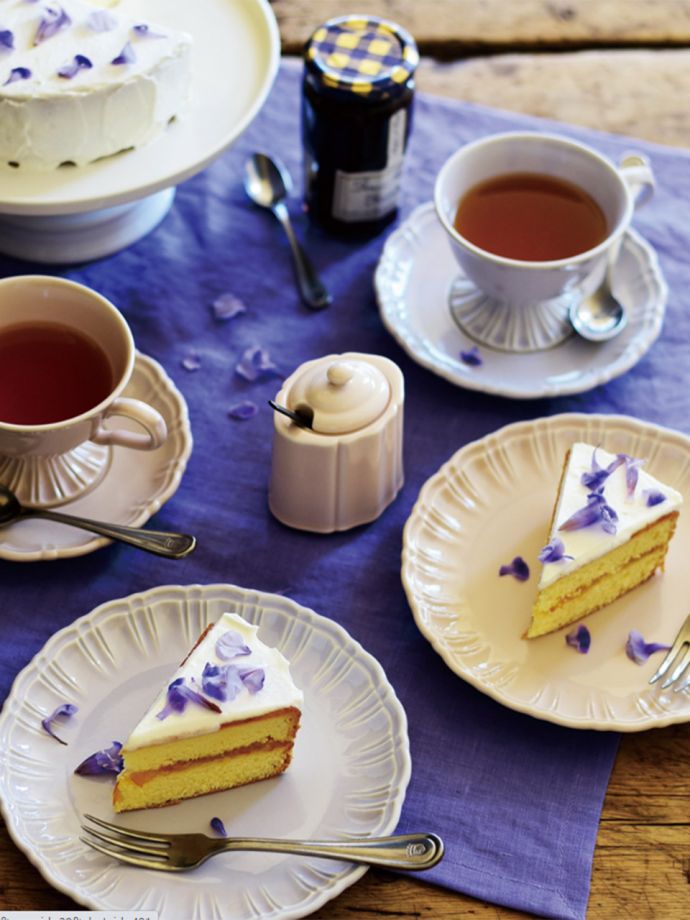 フランスアンティーク調のカップ&ソーサー。