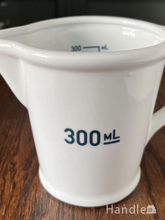 キッチン雑貨　インテリア雑貨　陶器のメジャーカップ（計量カップ）（M）　お洒落なキッチン雑貨。内側に50ml刻みの目盛りが入っています。(n4-004)