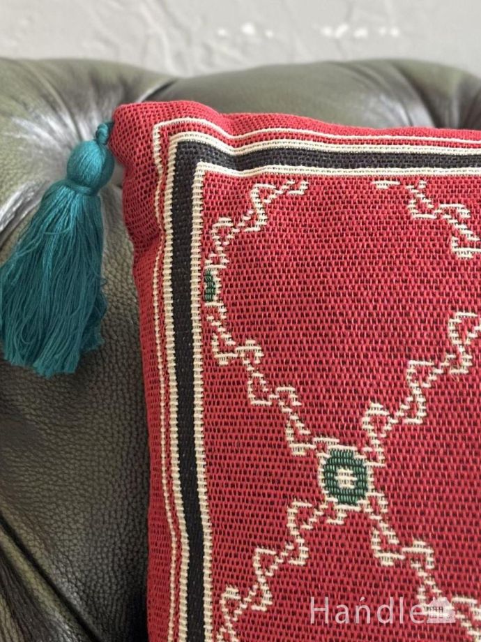 タッセル付きクッション