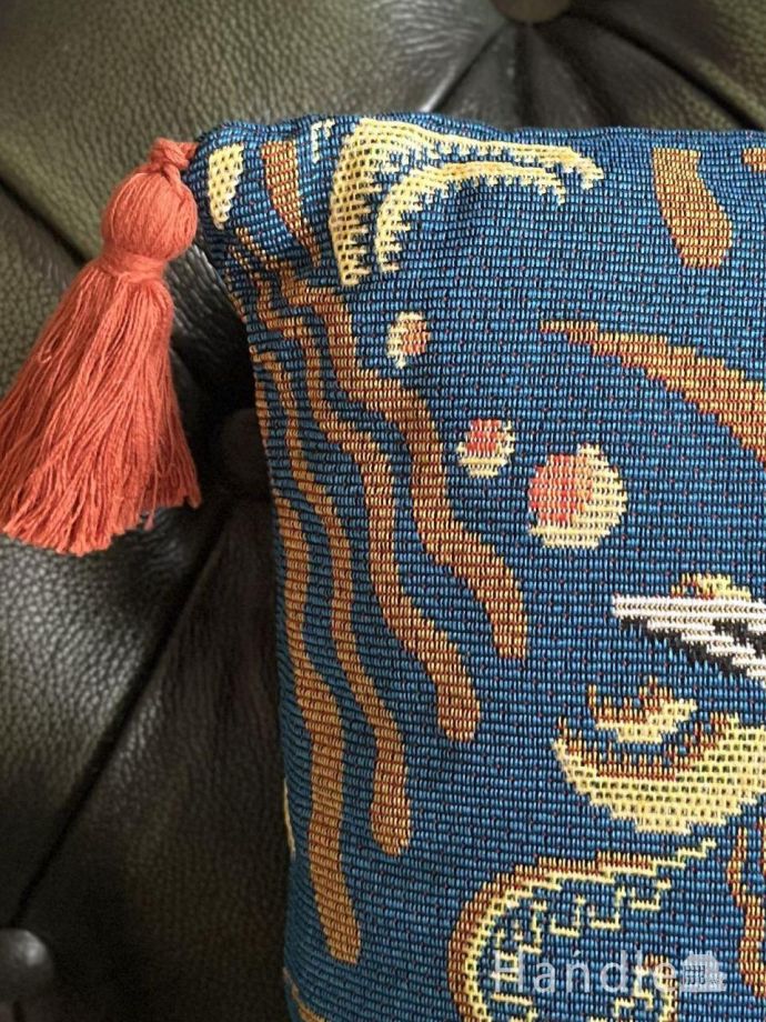 タッセル付きクッション