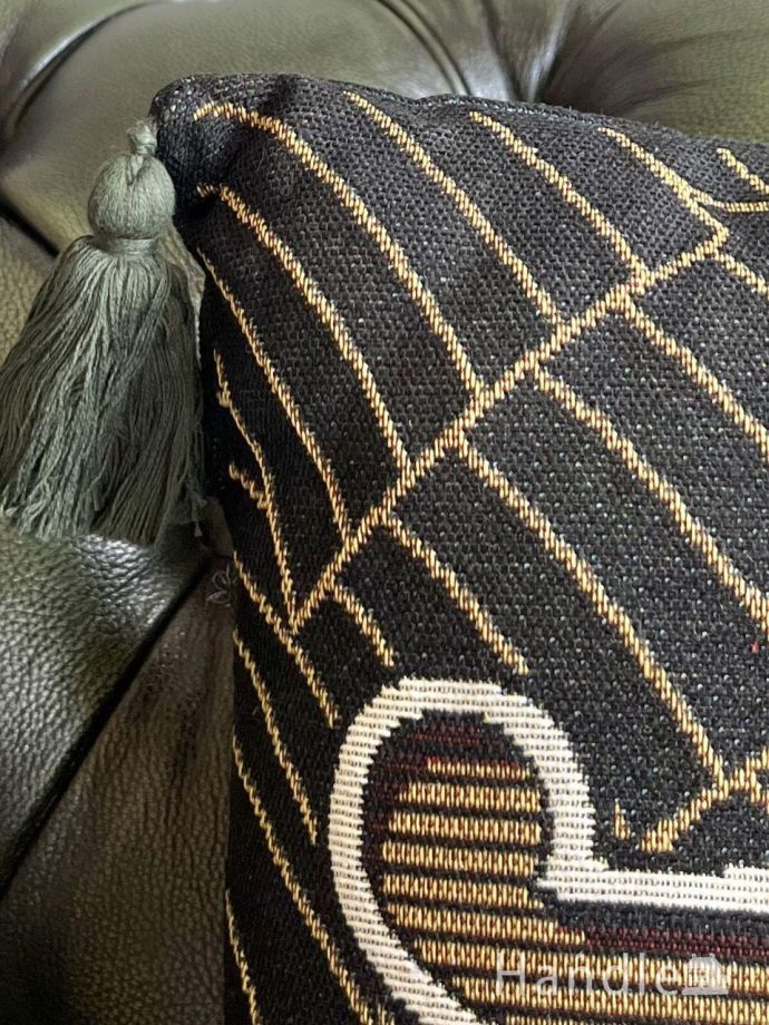 タッセル付きクッション