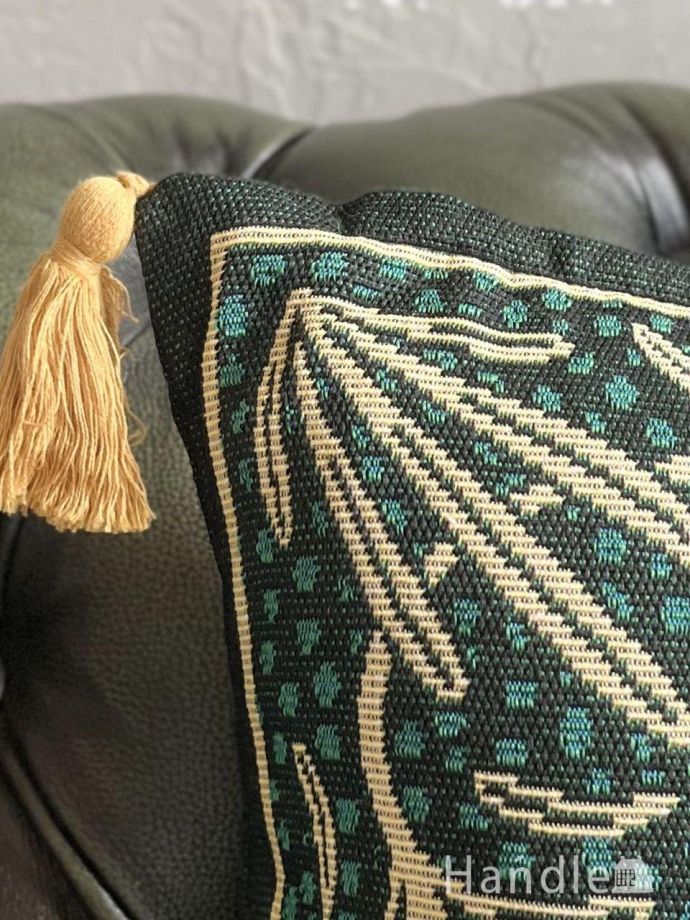 タッセル付きクッション