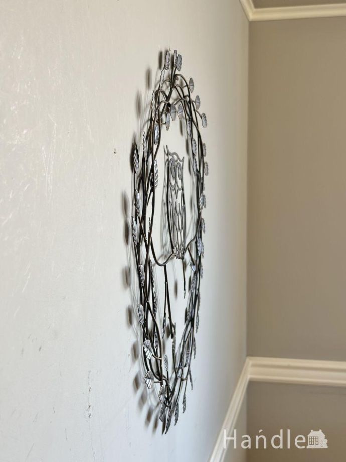 壁掛けパネルの横から