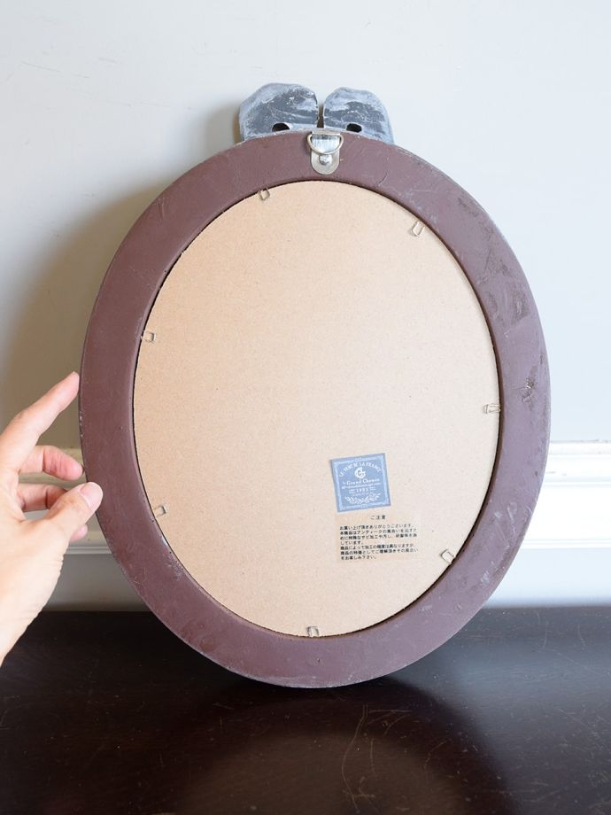 ウォールミラーの後ろ姿