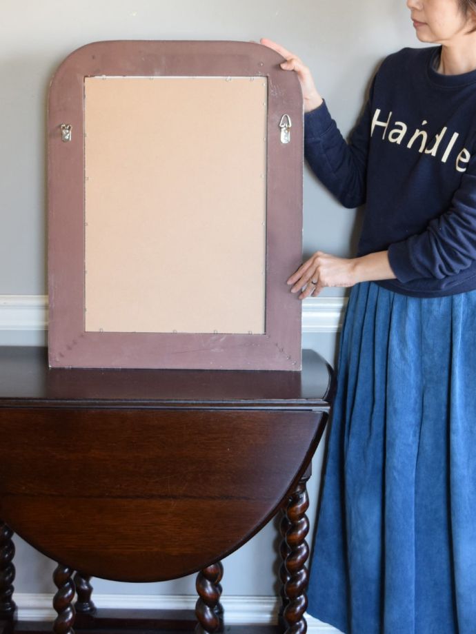 ウォールミラーの後ろ姿