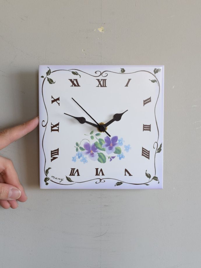 おしゃれな磁器製の壁掛け時計、スミレの模様が描かれたウォール