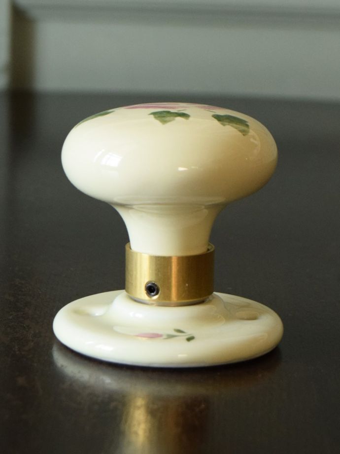 ドアノブを横から見ると