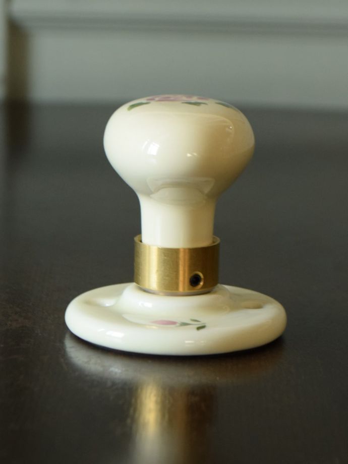 ドアノブを横から見ると