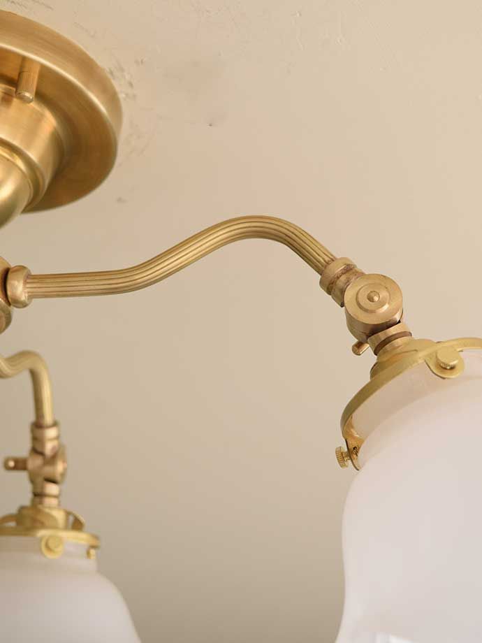 真鍮製のシャンデリア