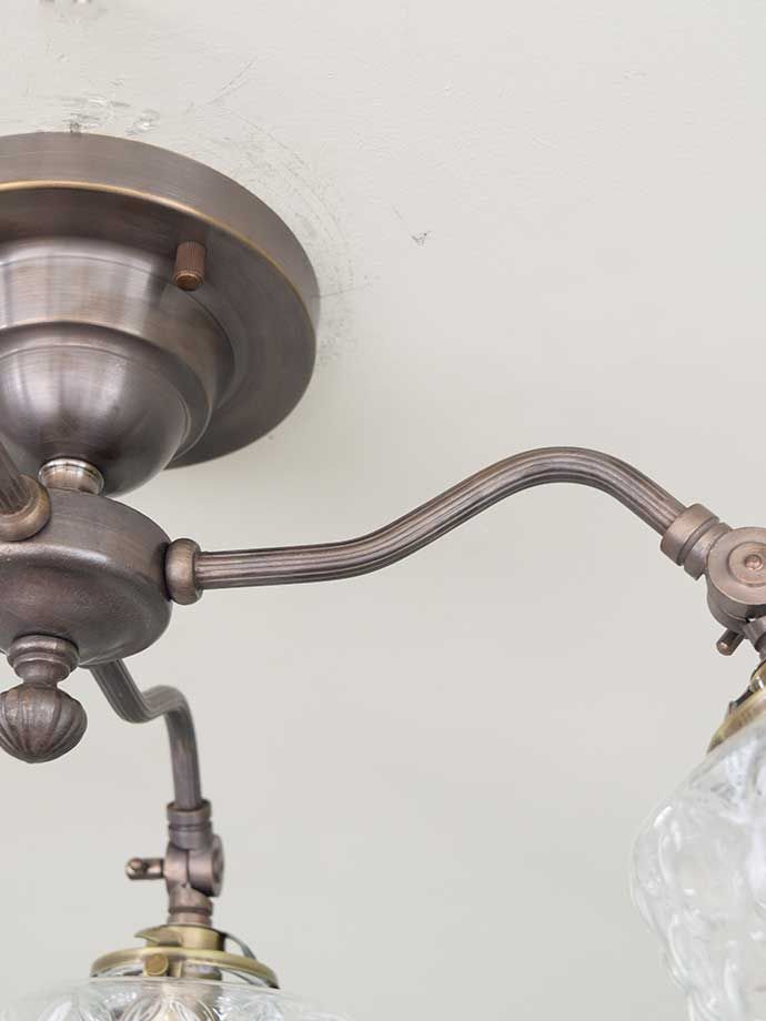 真鍮製のシャンデリア