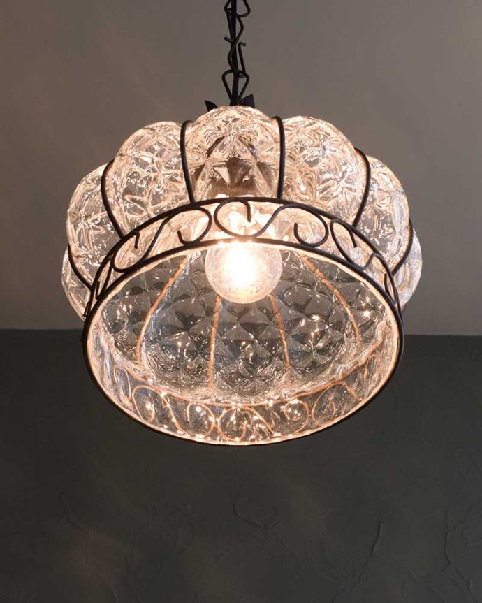 ペンダントライトからの優しい灯り