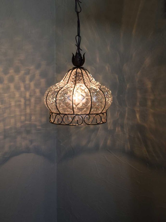 壁に映るシャンデリアの陰影