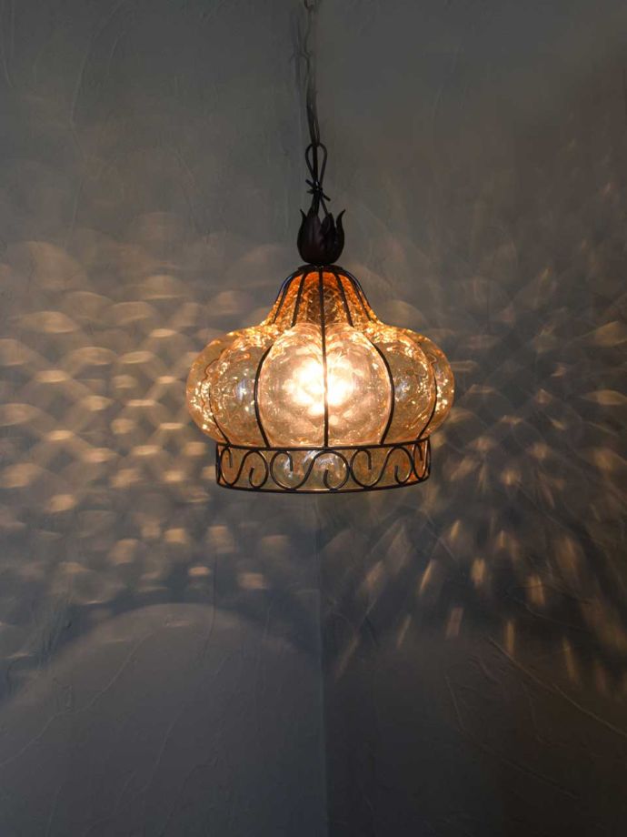 壁に映るシャンデリアの陰影