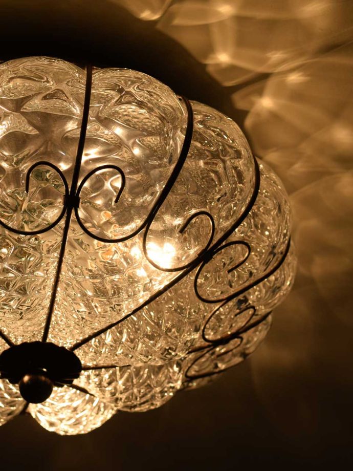 天井に映るシーリングライトの陰影