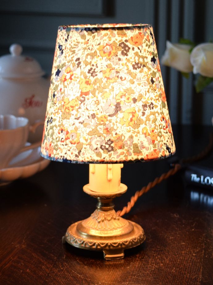 リバティのシェードが可愛いテーブルランプ