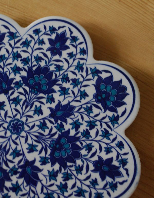 その他　インテリア雑貨　トルコ製のイズニックトリベットロータス（04）（鍋敷き）　。色鮮やかで惹きこまれる美しさがあります。(n3-064)
