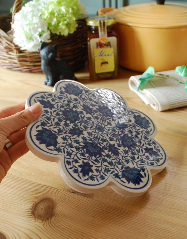 その他　インテリア雑貨　トルコ製のイズニックトリベットロータス（04）（鍋敷き）　。キッチンに出しっ放しにしておいてもお洒落な鍋敷きです。(n3-064)