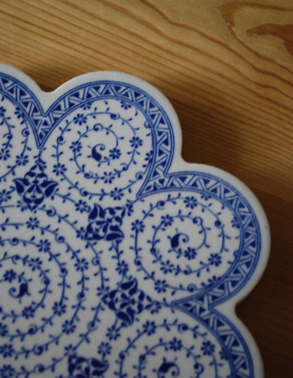 ダイニング雑貨　インテリア雑貨　トルコ製のイズニックトリベットロータス（06）（鍋敷き）　。色鮮やかで惹きこまれる美しさがあります。(n3-065)