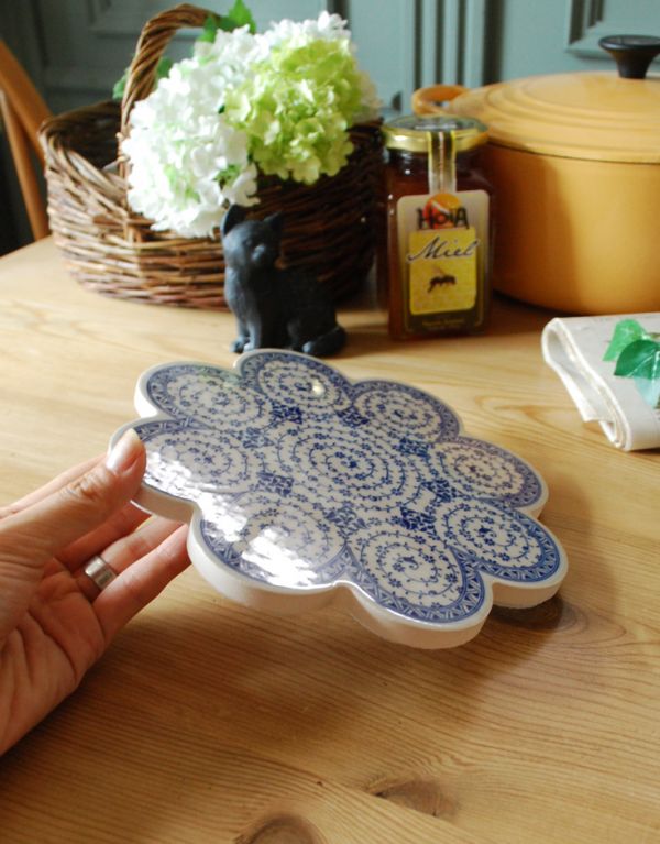 ダイニング雑貨　インテリア雑貨　トルコ製のイズニックトリベットロータス（06）（鍋敷き）　。キッチンに出しっ放しにしておいてもお洒落な鍋敷きです。(n3-065)