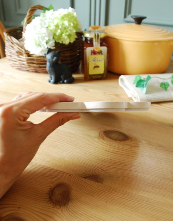 ダイニング雑貨　インテリア雑貨　トルコ製のイズニックトリベットロータス（06）（鍋敷き）　。厚みはこんな感じです。(n3-065)