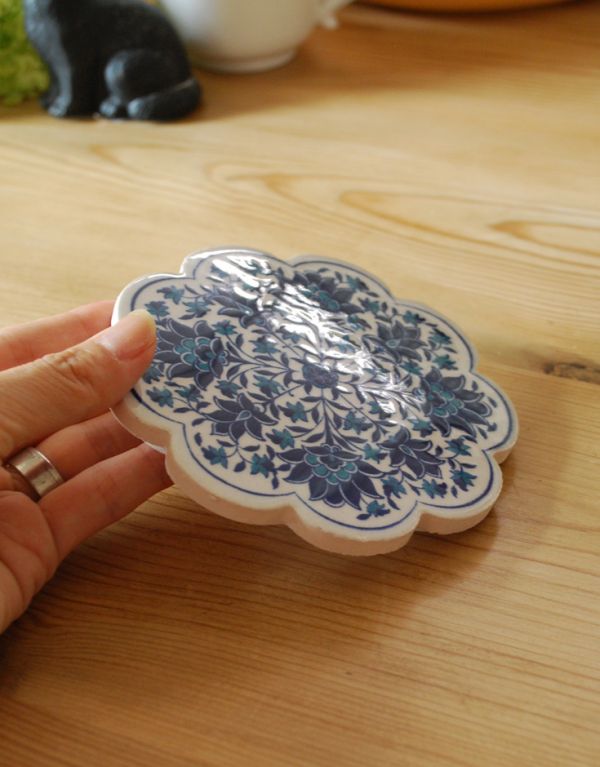 ランチョンマット・コースター　インテリア雑貨　トルコ製のイズニックコースター　ロータス（04）　。キッチンに出しっ放しにしておいてもお洒落な鍋敷きです。(n3-067)