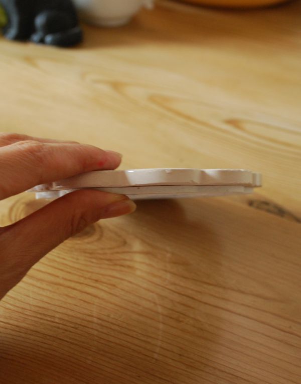 ランチョンマット・コースター　インテリア雑貨　トルコ製のイズニックコースター　ロータス（04）　。厚みはこんな感じです。(n3-067)