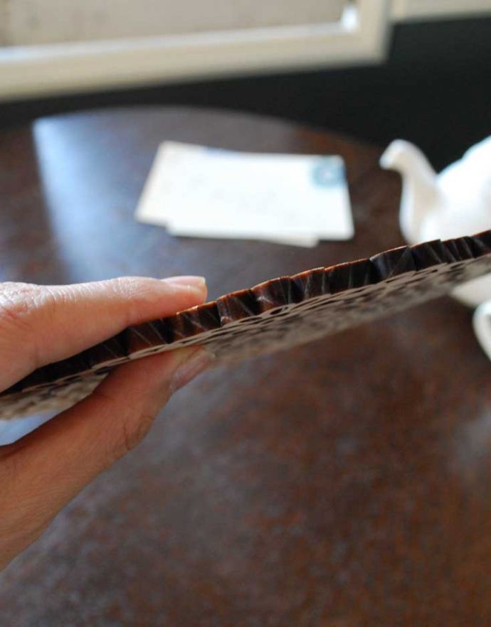 ダイニング雑貨　インテリア雑貨　ドイリーレースモチーフ、国産杉のコースター。厚みはこんな感じです。(n3-080)