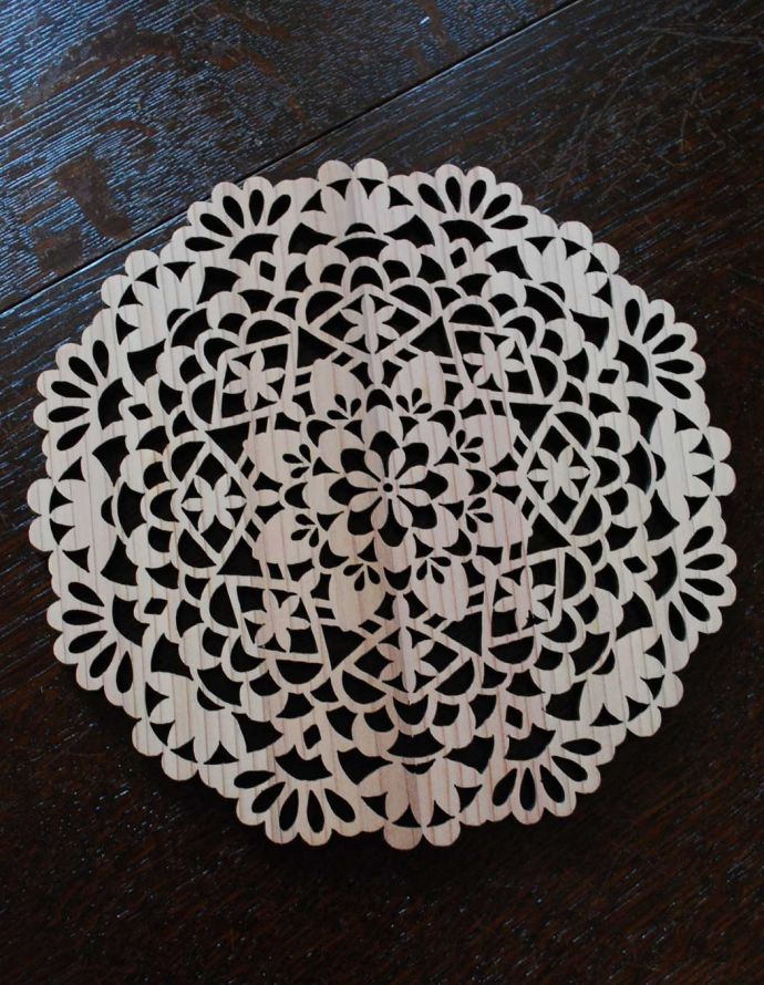 ダイニング雑貨　インテリア雑貨　ドイリーレースモチーフ、国産杉のコースター。繊細なレースカットが華やかなデザインです。(n3-080)