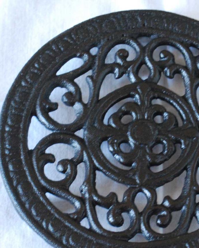 キッチン雑貨　インテリア雑貨　食卓に置いておしゃれに使えるアイアンのトリベット(鍋敷き)。可愛いデザインが魅力アイアンの細かいデザインがとっても可愛いトリベット。(n3-098)