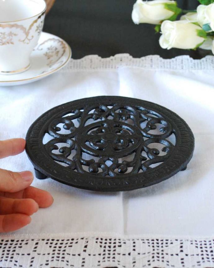 キッチン雑貨　インテリア雑貨　食卓に置いておしゃれに使えるアイアンのトリベット(鍋敷き)。何にでも使えます どこにでも持ち運べる便利な大きさ。(n3-098)