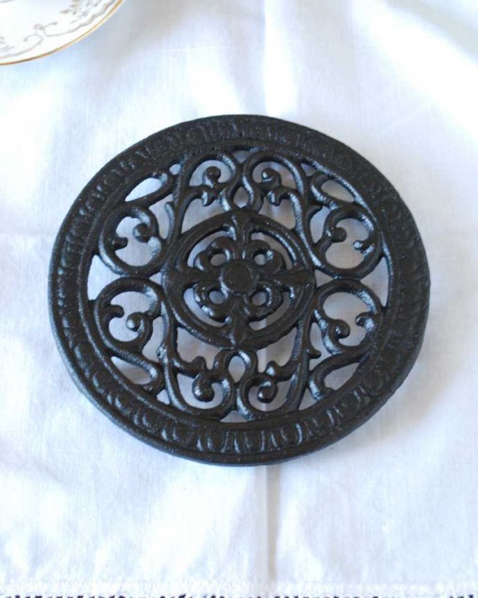 キッチン雑貨　インテリア雑貨　食卓に置いておしゃれに使えるアイアンのトリベット(鍋敷き)。上から見ると･･･まるで細かいレースのような美しい模様のトリベットです。(n3-098)