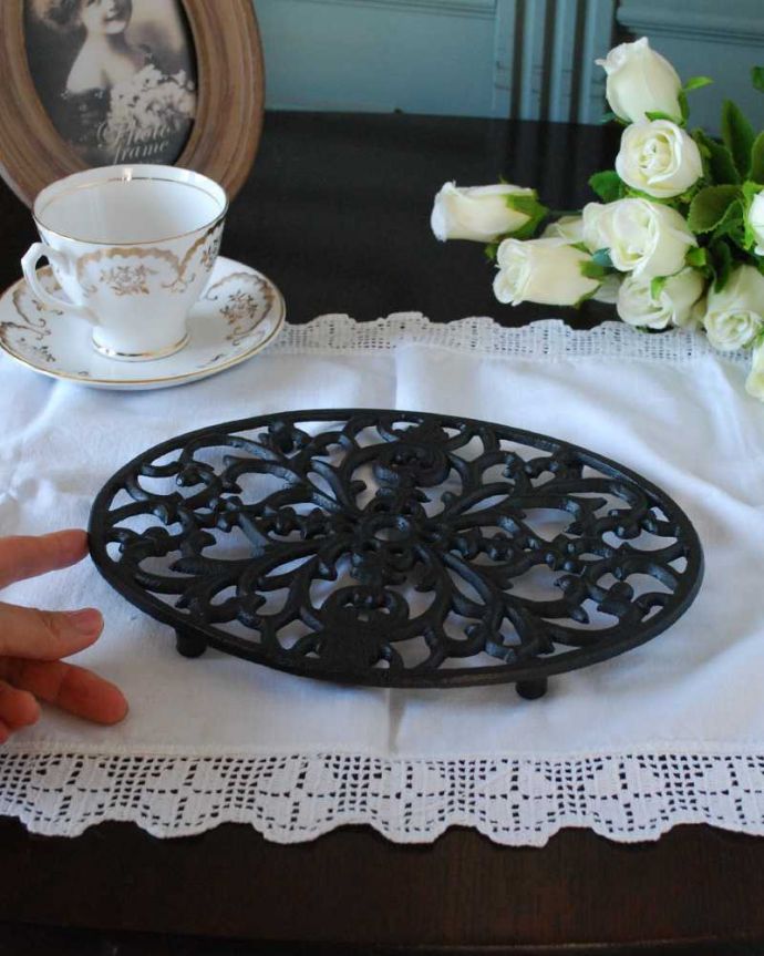 キッチン雑貨　インテリア雑貨　食卓に置いておしゃれに使えるアイアンのオーバル型トリベット(鍋敷き)。何にでも使えます どこにでも持ち運べる便利な大きさ。(n3-099)