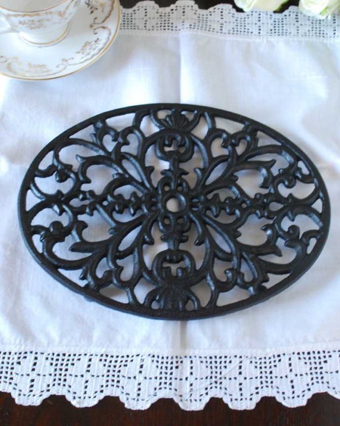 キッチン雑貨　インテリア雑貨　食卓に置いておしゃれに使えるアイアンのオーバル型トリベット(鍋敷き)。上から見ると･･･まるで細かいレースのような美しい模様のトリベットです。(n3-099)