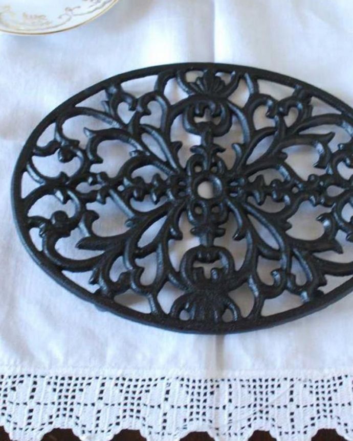 キッチン雑貨　インテリア雑貨　食卓に置いておしゃれに使えるアイアンのオーバル型トリベット(鍋敷き)。可愛いデザインが魅力アイアンの細かいデザインがとっても可愛いトリベット。(n3-099)