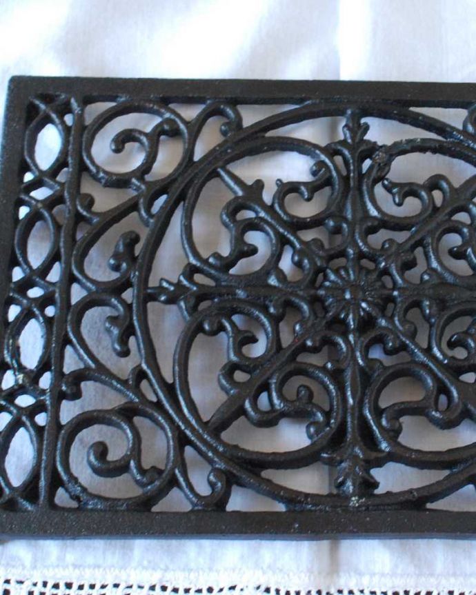 キッチン雑貨　インテリア雑貨　食卓に置いておしゃれに使えるアイアンのレクタングルトリベット(鍋敷き)。可愛いデザインが魅力アイアンの細かいデザインがとっても可愛いトリベット。(n3-100)