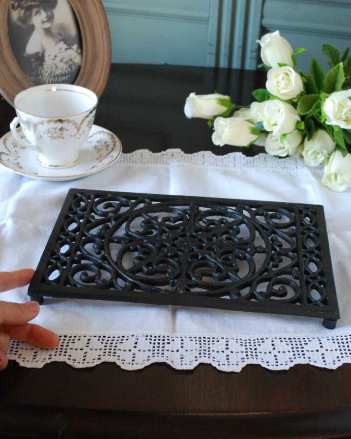 キッチン雑貨　インテリア雑貨　食卓に置いておしゃれに使えるアイアンのレクタングルトリベット(鍋敷き)。何にでも使えます どこにでも持ち運べる便利な大きさ。(n3-100)