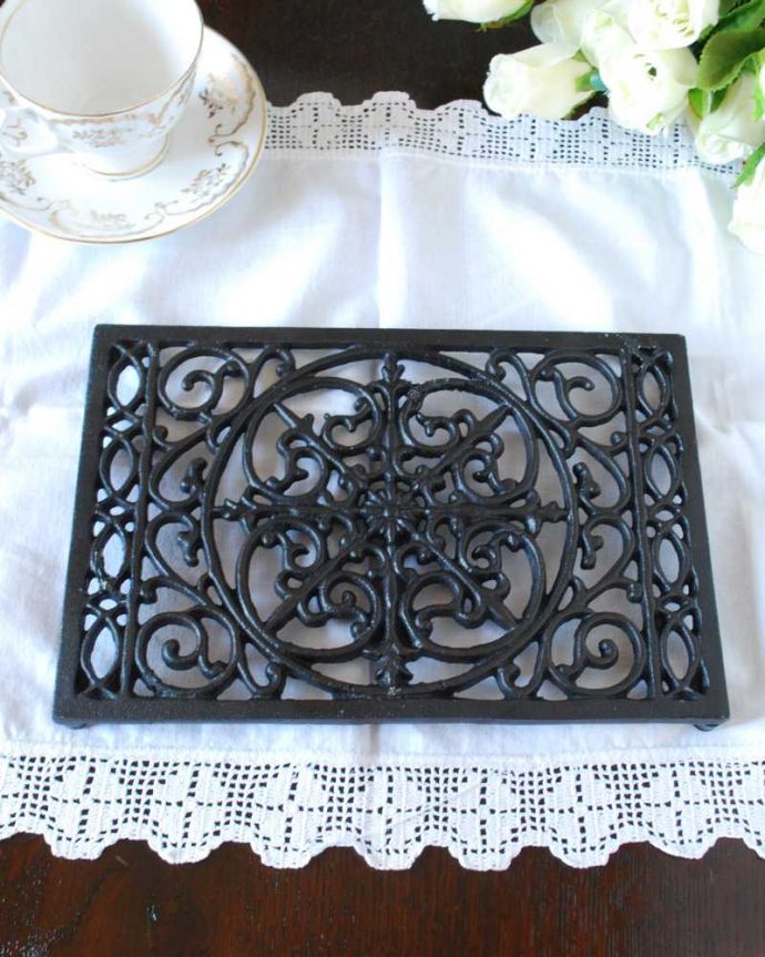 キッチン雑貨　インテリア雑貨　食卓に置いておしゃれに使えるアイアンのレクタングルトリベット(鍋敷き)。上から見ると･･･まるで細かいレースのような美しい模様のトリベットです。(n3-100)