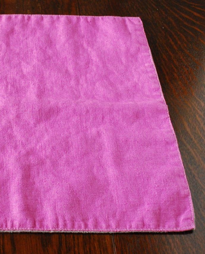 ダイニング雑貨 インテリア雑貨 お洒落なインテリア雑貨、リバーシブルで使えるリネンのランチョンマット(ピンク×グレー) 何枚あっても便利に使えるランチョンマットいろんな場所で便利に使えるプレイスマットはわが家にはなくてはならない存在。(n3-101)