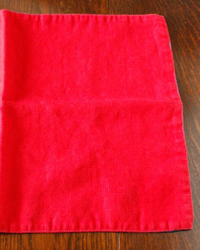 ダイニング雑貨　インテリア雑貨　リネン素材のおしゃれなインテリア雑貨、両面使えるランチョンマット（レッド×ネイビー）　リネン素材のランチョンマットいろんな場所で便利に使えるランチョンマット。(n3-103)