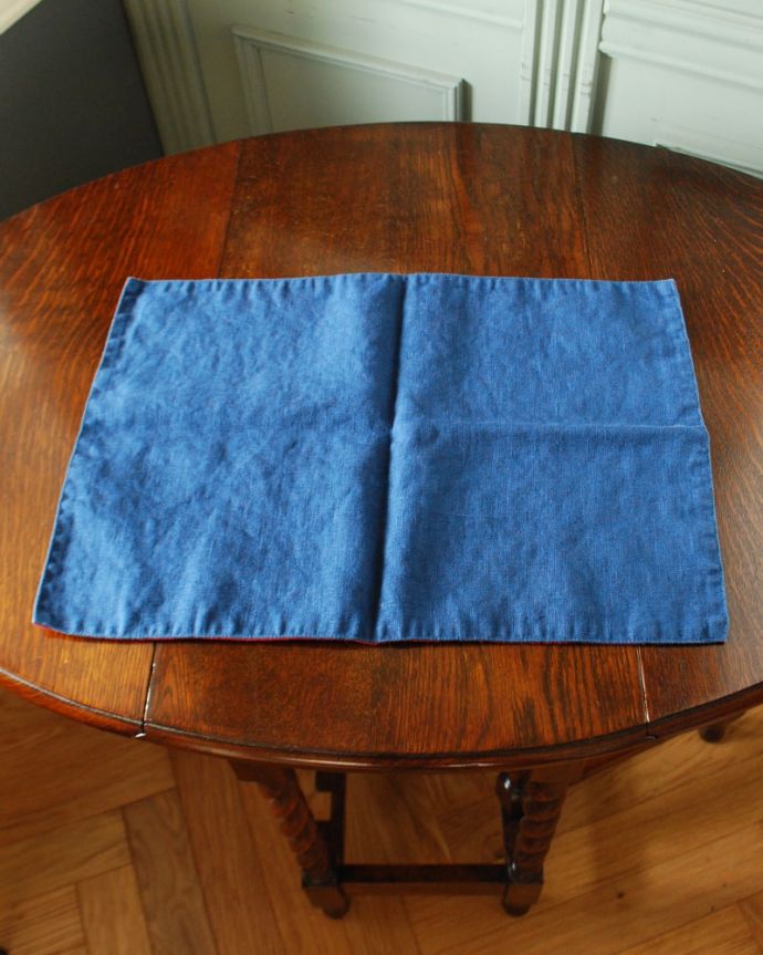 ダイニング雑貨　インテリア雑貨　リネン素材のおしゃれなインテリア雑貨、両面使えるランチョンマット（レッド×ネイビー）　裏側は･･･両面使えるリバーシブルタイプ。(n3-103)