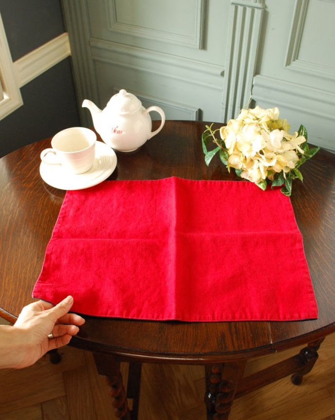 ダイニング雑貨　インテリア雑貨　リネン素材のおしゃれなインテリア雑貨、両面使えるランチョンマット（レッド×ネイビー）　大きさはコレくらい吸水性と速乾性に優れたリネン。(n3-103)