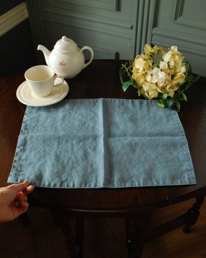 ダイニング雑貨　インテリア雑貨　リネン素材のおしゃれなインテリア雑貨、両面使えるランチョンマット（ロイヤルブルー×ライトブルー）　大きさはコレくらい吸水性と速乾性に優れたリネン。(n3-104)