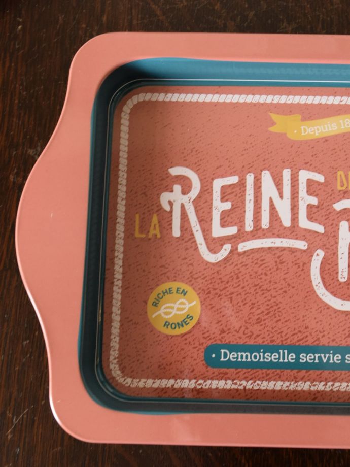 フレンチポップなデザインのおしゃれなトレイ