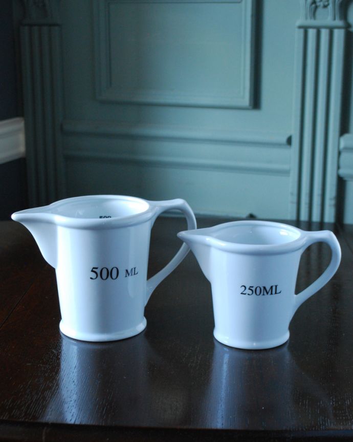 キッチン雑貨 インテリア雑貨 陶器のメジャーカップ(計量カップ)(M) お洒落なキッチン雑貨。サイズは2種類あって、こちらは右のMサイズ(250ml)になります。(n4-004)