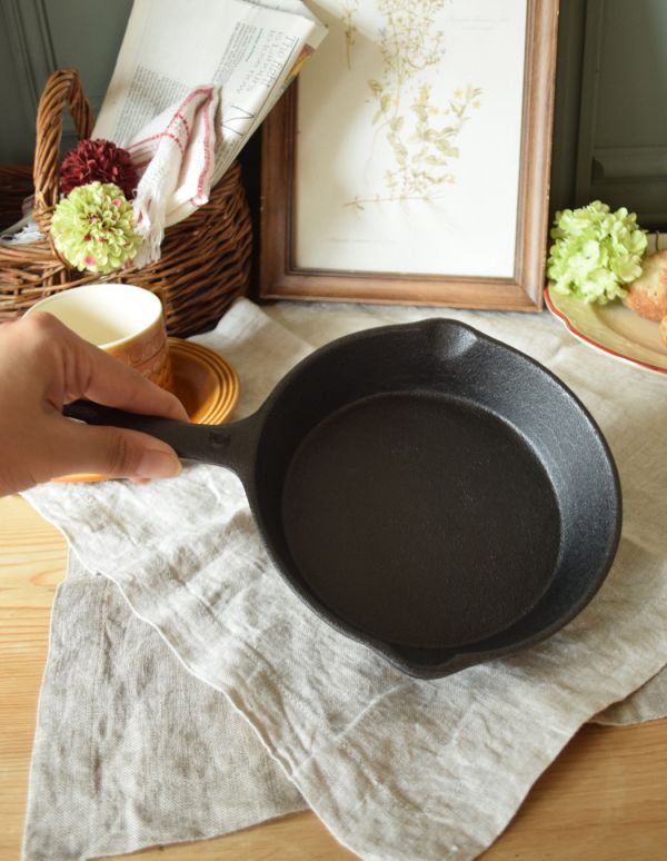 キッチン雑貨　インテリア雑貨　かっこいいキッチン用品、アイアン製のおしゃれなフライパン（Sサイズ）。アイアンのカッコイイフォルムのフライパン。(n4-065)